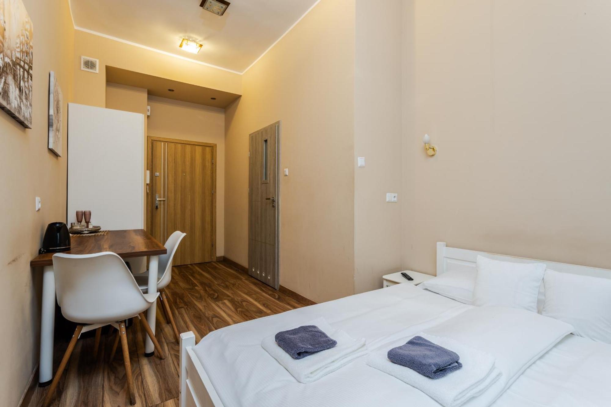 Functional And Comfortable Very Berry Studios In Poznan By Noclegi Renters Luaran gambar